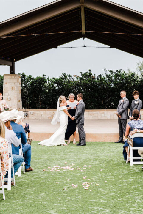 A Classic Wedding for Taylor and Kanyen 