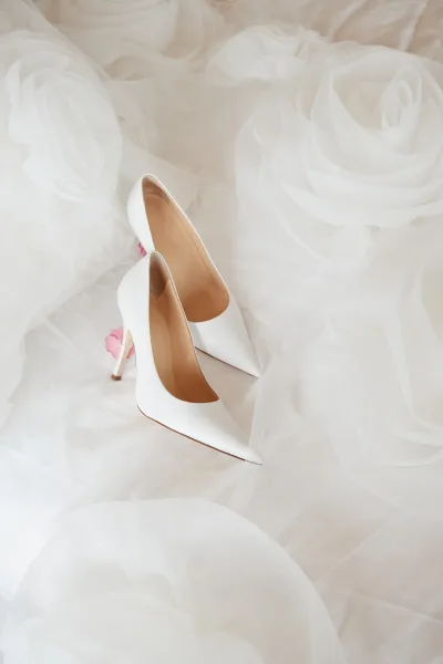 Bridal shoes, delicate white wedding heels adorned with tulle rosettes, elegant pointed-toe pumps with a refined, timeless bridal look.