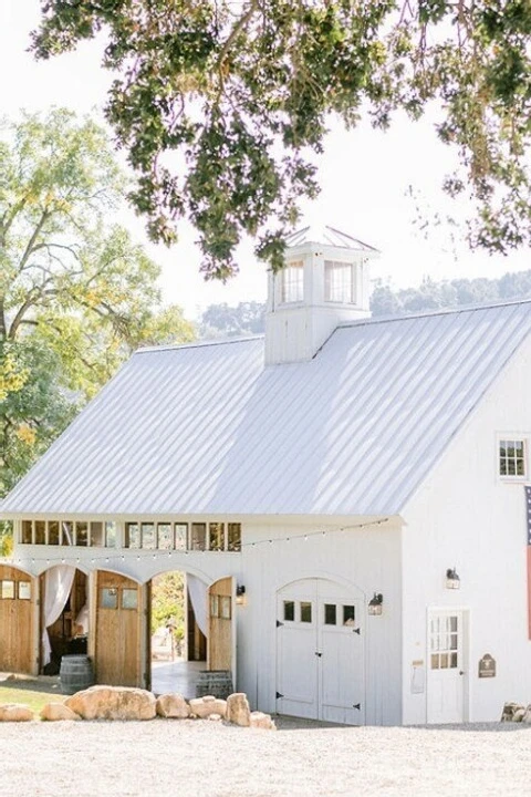 A Classic Wedding for Alice and Trevor