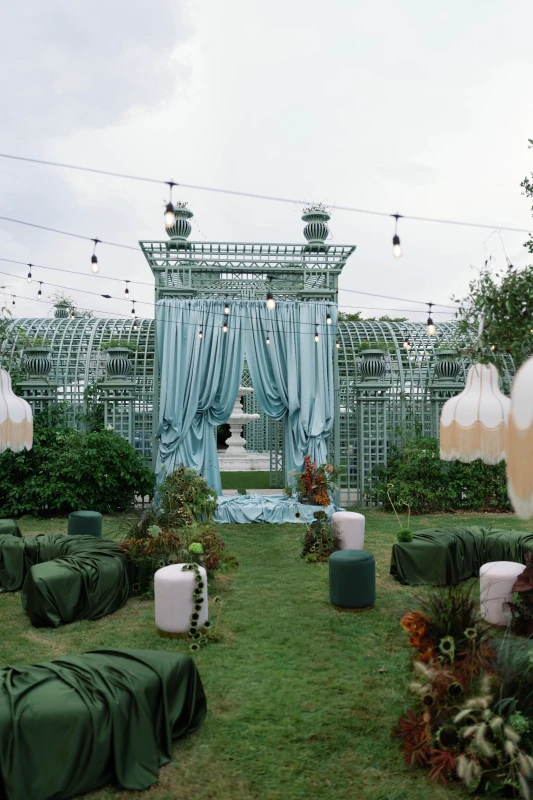 A Wedding Editorial That Colored Outside the Lattice