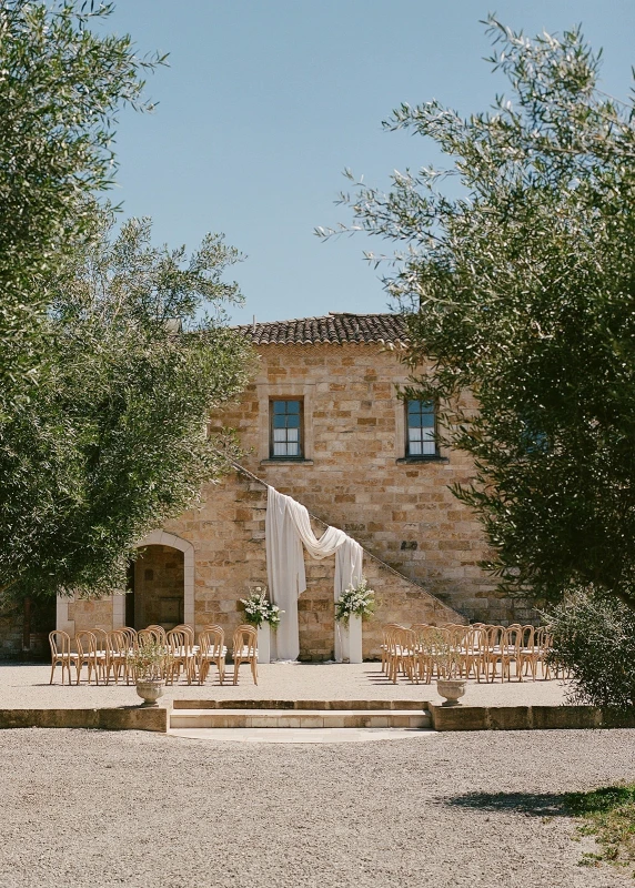 A Vineyard Wedding That Basked in the Glow of Honeyed Stone