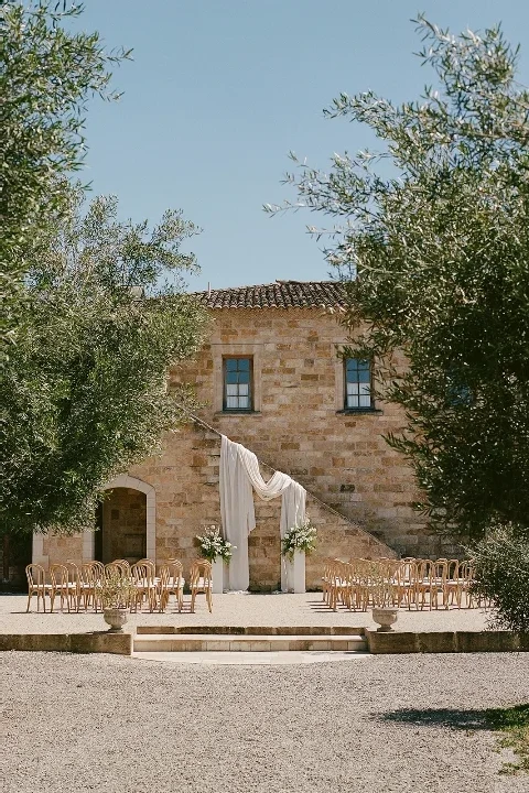 A Vineyard Wedding That Basked in the Glow of Honeyed Stone