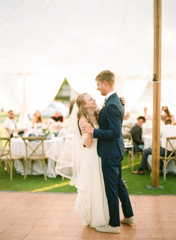 A Classic Wedding for Izzy and Tom