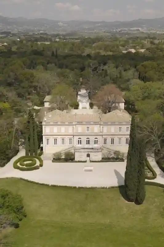 A Chateau Editorial